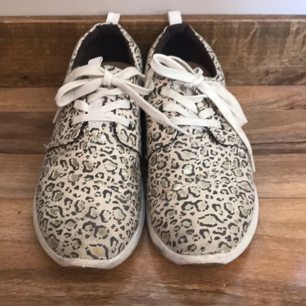 Lightly worn rare leopard print Tom’s lace up shoes - size 7.5